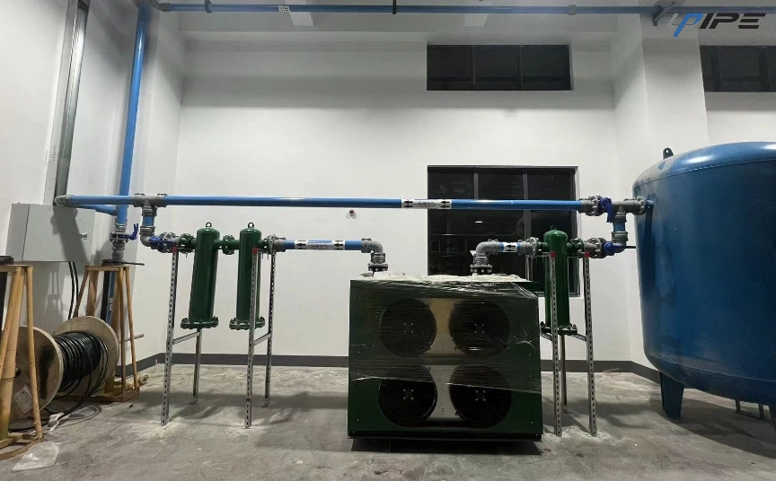 Paip biru untuk pengedaran udara termampat dalam loji pneumatik